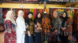 Foto: Ketua Persit KCK Koorcab Rem 081 PD V/Brawijaya Ny. Frieda Untoro (tengah) bersama rombongan saat mengunjungi Galeri Batik Banaran di Desa Banaran.