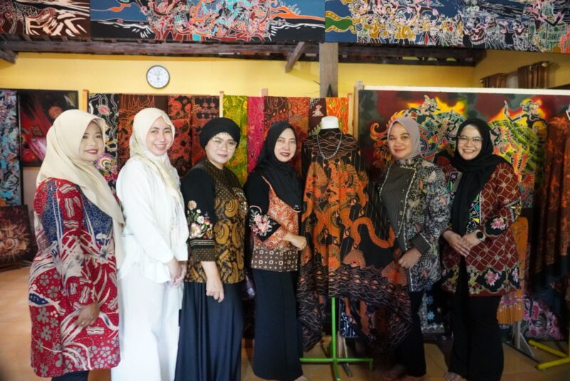 Foto: Ketua Persit KCK Koorcab Rem 081 PD V/Brawijaya Ny. Frieda Untoro (tengah) bersama rombongan saat mengunjungi Galeri Batik Banaran di Desa Banaran.