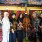 Foto: Ketua Persit KCK Koorcab Rem 081 PD V/Brawijaya Ny. Frieda Untoro (tengah) bersama rombongan saat mengunjungi Galeri Batik Banaran di Desa Banaran.