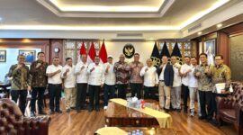 Foto: Pengurus Persatuan Wartawan Indonesia (PWI) hasil Kongres Rekonsiliasi berfoto bersama usai resmi mendapatkan Surat Keputusan AHU dari Kementerian Hukum dan HAM RI, Kamis (11/9/2025) di Jakarta.