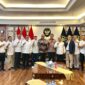 Foto: Pengurus Persatuan Wartawan Indonesia (PWI) hasil Kongres Rekonsiliasi berfoto bersama usai resmi mendapatkan Surat Keputusan AHU dari Kementerian Hukum dan HAM RI, Kamis (11/9/2025) di Jakarta.