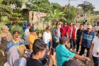 Foto: Wakil Wali Kota Administrasi Jakarta Timur Kusmanto bersama jajaran Suku Dinas Pertamanan dan Hutan Kota, Sudin KPKP, serta aparat terkait meninjau dan mengikuti kegiatan penghijauan di Waduk Rambutan Utara, Ciracas.