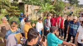 Foto: Wakil Wali Kota Administrasi Jakarta Timur Kusmanto bersama jajaran Suku Dinas Pertamanan dan Hutan Kota, Sudin KPKP, serta aparat terkait meninjau dan mengikuti kegiatan penghijauan di Waduk Rambutan Utara, Ciracas.