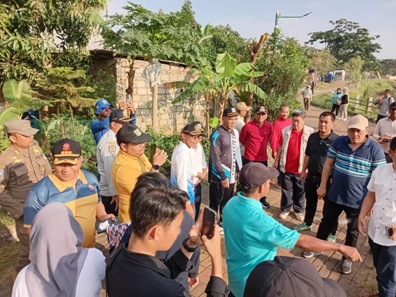 Foto: Wakil Wali Kota Administrasi Jakarta Timur Kusmanto bersama jajaran Suku Dinas Pertamanan dan Hutan Kota, Sudin KPKP, serta aparat terkait meninjau dan mengikuti kegiatan penghijauan di Waduk Rambutan Utara, Ciracas.