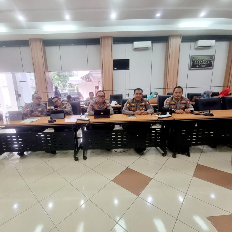 Foto: Sejumlah pejabat Baharkam Polri menghadiri rapat pembahasan Rancangan Peraturan Presiden (Perpres) tentang Perlindungan Keamanan dan Keselamatan Tenaga Medis serta Tenaga Kesehatan di Poltekkes Kemenkes Jakarta.