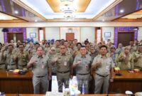 Foto: Wali Kota Administrasi Jakarta Pusat Arifin bersama Sekretaris Kota Denny Ramdany berfoto bersama para peserta CPNS dan PPPK usai pengarahan di Ruang Pola, Kantor Wali Kota Jakarta Pusat.