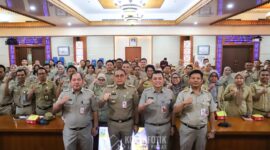 Foto: Wali Kota Administrasi Jakarta Pusat Arifin bersama Sekretaris Kota Denny Ramdany berfoto bersama para peserta CPNS dan PPPK usai pengarahan di Ruang Pola, Kantor Wali Kota Jakarta Pusat.
