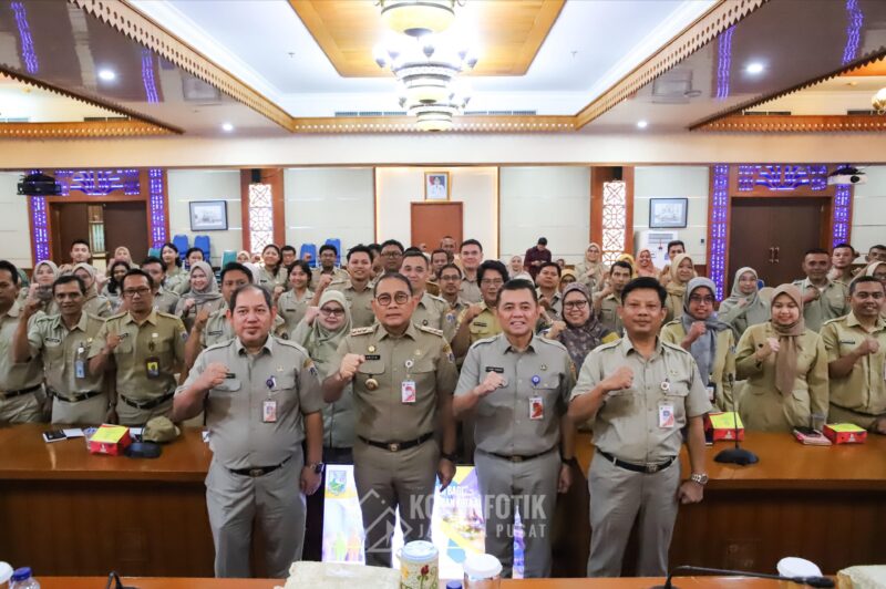 Foto: Wali Kota Administrasi Jakarta Pusat Arifin bersama Sekretaris Kota Denny Ramdany berfoto bersama para peserta CPNS dan PPPK usai pengarahan di Ruang Pola, Kantor Wali Kota Jakarta Pusat.
