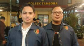 Foto: Kanit Reskrim Polsek Tambora Polres Metro Jakarta Barat, AKP Sudrajat Djumantara dan bersama Panit Prio