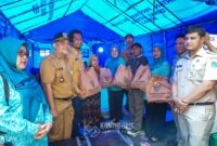 Foto: Ketua TP PKK Jakarta Pusat, Witri Yenny Arifin, bersama jajaran Kecamatan Senen dan Baznas Bazis Jakarta Pusat menyerahkan bantuan kepada warga terdampak kebakaran di Kelurahan Senen dan Kelurahan Kramat.