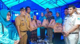 Foto: Ketua TP PKK Jakarta Pusat, Witri Yenny Arifin, bersama jajaran Kecamatan Senen dan Baznas Bazis Jakarta Pusat menyerahkan bantuan kepada warga terdampak kebakaran di Kelurahan Senen dan Kelurahan Kramat.