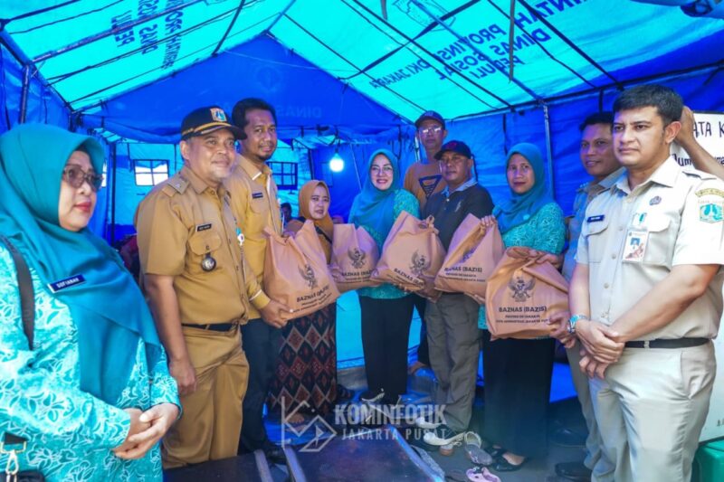 Foto: Ketua TP PKK Jakarta Pusat, Witri Yenny Arifin, bersama jajaran Kecamatan Senen dan Baznas Bazis Jakarta Pusat menyerahkan bantuan kepada warga terdampak kebakaran di Kelurahan Senen dan Kelurahan Kramat.