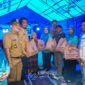 Foto: Ketua TP PKK Jakarta Pusat, Witri Yenny Arifin, bersama jajaran Kecamatan Senen dan Baznas Bazis Jakarta Pusat menyerahkan bantuan kepada warga terdampak kebakaran di Kelurahan Senen dan Kelurahan Kramat.