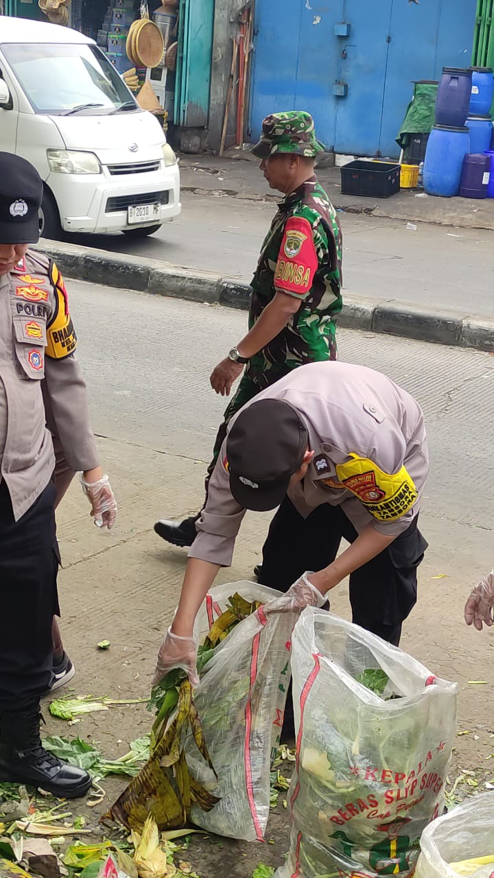Foto: Polsek Tambora Bersama Koramil 02/TB dan Pelajar Lakukan Aksi Bersih Di PD Pasar Jembatan Lima