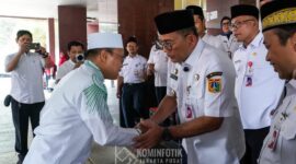 Foto: Wali Kota Administrasi Jakarta Pusat, Arifin, menyambut kehadiran Ustadz Das’ad Latif yang menjadi penceramah dalam peringatan Maulid Nabi Muhammad SAW 1447 H/2025 M di Masjid Al-Fauz.
