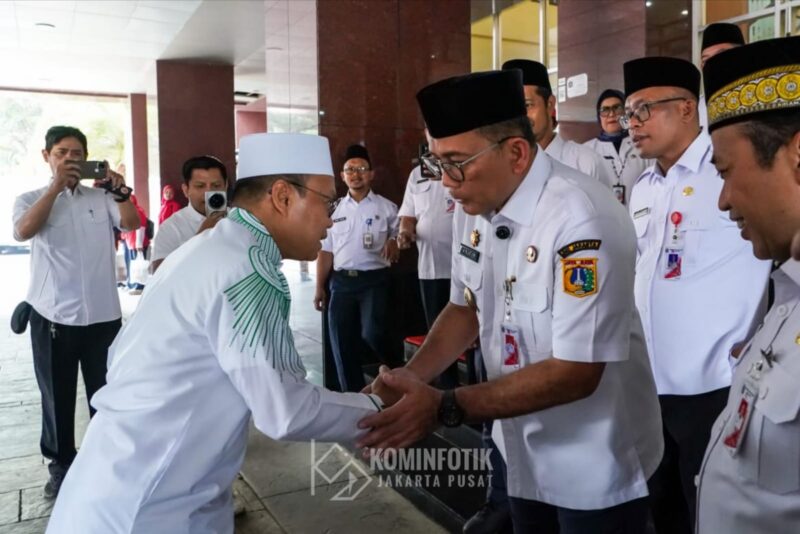 Foto: Wali Kota Administrasi Jakarta Pusat, Arifin, menyambut kehadiran Ustadz Das’ad Latif yang menjadi penceramah dalam peringatan Maulid Nabi Muhammad SAW 1447 H/2025 M di Masjid Al-Fauz.