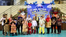 Foto: Wali Kota Administrasi Jakarta Pusat, Arifin, bersama jajaran terkait dan Kepala Sekolah SLBN 3 Jakarta Pusat, berfoto bersama para peserta didik berkebutuhan khusus dalam perayaan Dies Natalis SLBN 3 Jakarta Pusat di GOR Kecamatan Tanah Abang.
