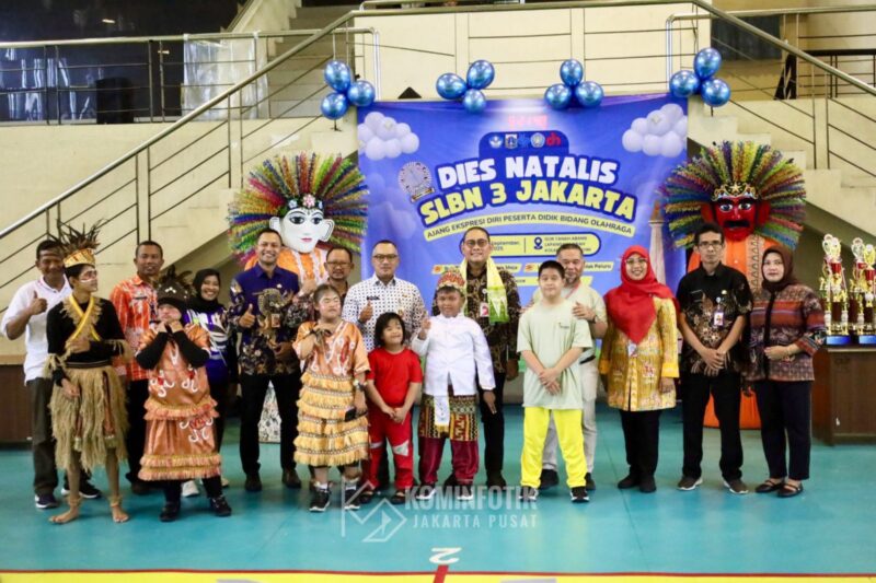 Foto: Wali Kota Administrasi Jakarta Pusat, Arifin, bersama jajaran terkait dan Kepala Sekolah SLBN 3 Jakarta Pusat, berfoto bersama para peserta didik berkebutuhan khusus dalam perayaan Dies Natalis SLBN 3 Jakarta Pusat di GOR Kecamatan Tanah Abang.
