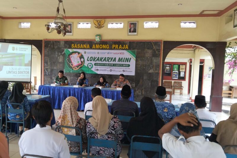 Foto: Camat Pogalan Dilly Dwi Kurniasari, Danramil 0806-02 Pogalan Lettu Inf Teguh Sasongko, jajaran Polsek Pogalan, Kepala Puskesmas Pogalan, serta tokoh masyarakat.