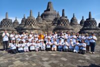 Foto: Umat Buddha asal DKI Jakarta berfoto bersama usai melaksanakan prosesi Dhammayatra di Candi Borobudur. Kegiatan tahunan yang diikuti 50 peserta