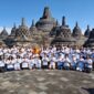 Foto: Umat Buddha asal DKI Jakarta berfoto bersama usai melaksanakan prosesi Dhammayatra di Candi Borobudur. Kegiatan tahunan yang diikuti 50 peserta