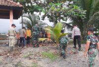 Foto: Prajurit TNI bersama aparat dan masyarakat melaksanakan kegiatan kerja bakti membersihkan lingkungan pantai.
