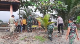 Foto: Prajurit TNI bersama aparat dan masyarakat melaksanakan kegiatan kerja bakti membersihkan lingkungan pantai.