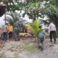 Foto: Prajurit TNI bersama aparat dan masyarakat melaksanakan kegiatan kerja bakti membersihkan lingkungan pantai.
