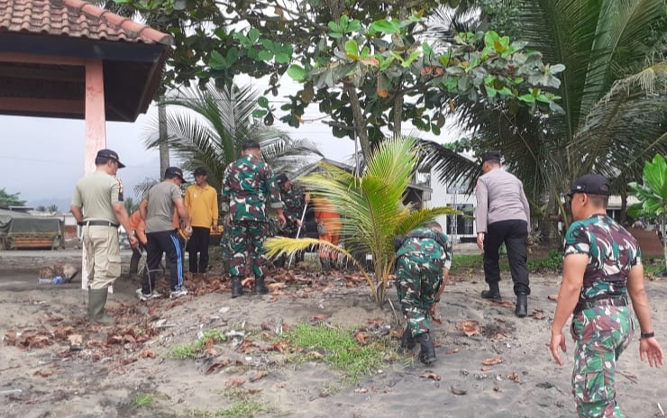 Foto: Prajurit TNI bersama aparat dan masyarakat melaksanakan kegiatan kerja bakti membersihkan lingkungan pantai.