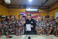 Foto: Ketua LMP DKI Jakarta H. Agus Salim menerima surat mandat dari Majelis Tinggi Dewan Pendiri (MTDP) Laskar Merah Putih dalam acara rapat pleno yang digelar di Jakarta