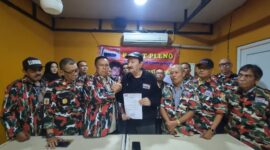 Foto: Ketua LMP DKI Jakarta H. Agus Salim menerima surat mandat dari Majelis Tinggi Dewan Pendiri (MTDP) Laskar Merah Putih dalam acara rapat pleno yang digelar di Jakarta