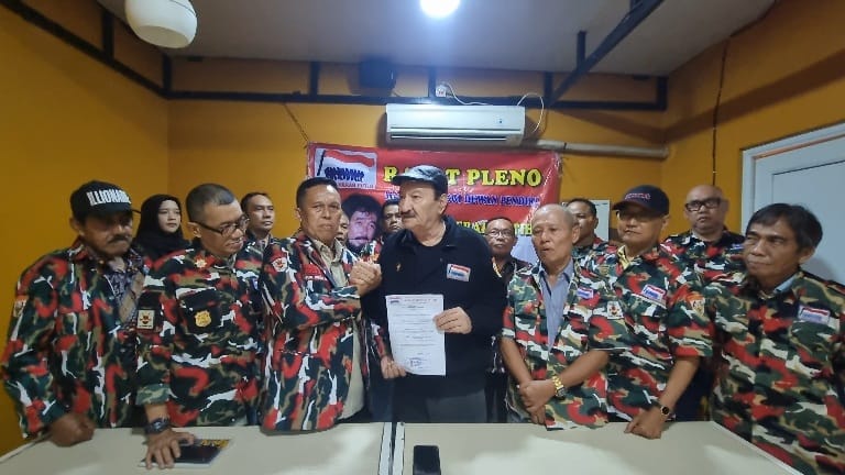 Foto: Ketua LMP DKI Jakarta H. Agus Salim menerima surat mandat dari Majelis Tinggi Dewan Pendiri (MTDP) Laskar Merah Putih dalam acara rapat pleno yang digelar di Jakarta