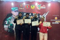 Foto: Bripda Salma Aulia, Polwan dari Ditpolsatwa Korsabhara Baharkam Polri (kedua dari kanan), berhasil meraih medali emas dalam ajang Open Karate Tournament Piala Panglima TNI Tahun 2025.