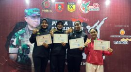 Foto: Bripda Salma Aulia, Polwan dari Ditpolsatwa Korsabhara Baharkam Polri (kedua dari kanan), berhasil meraih medali emas dalam ajang Open Karate Tournament Piala Panglima TNI Tahun 2025.