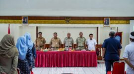 Foto: Camat, Lurah, serta perwakilan RT, RW, sekolah, puskesmas, dan komunitas peduli lingkungan.