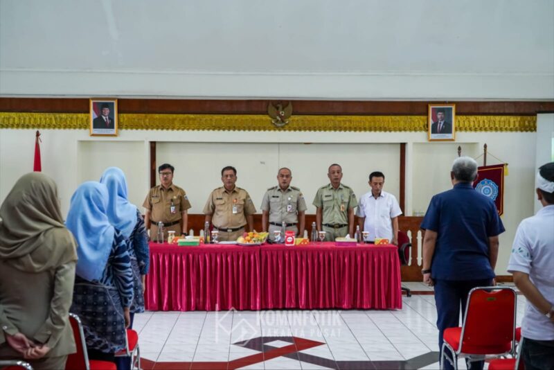 Foto: Camat, Lurah, serta perwakilan RT, RW, sekolah, puskesmas, dan komunitas peduli lingkungan.
