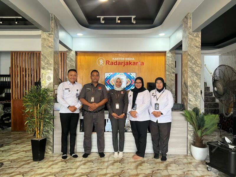 Foto: Rombongan Balai Pemasyarakatan (Bapas) Kelas I Jakarta Barat berkunjung ke kantor media Radar Jakarta di Jalan Cenderawasih Raya, Cengkareng, Jakarta Barat.