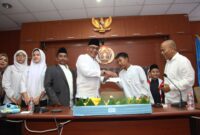 Foto: Ketua Umum Persatuan Wartawan Indonesia (PWI) Pusat, Akhmad Munir (tengah), menyerahkan santunan kepada anak yatim dalam acara tasyakuran kembalinya PWI Pusat menempati kantor di Lantai 4 Gedung Dewan Pers, Jakarta, Jumat (26/9/2025).