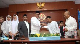 Foto: Ketua Umum Persatuan Wartawan Indonesia (PWI) Pusat, Akhmad Munir (tengah), menyerahkan santunan kepada anak yatim dalam acara tasyakuran kembalinya PWI Pusat menempati kantor di Lantai 4 Gedung Dewan Pers, Jakarta, Jumat (26/9/2025).