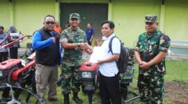 Foto: Penyerahan bantuan alat dan mesin pertanian (alsintan) oleh Kodim 0806/Trenggalek kepada kelompok tani di Kabupaten Trenggalek, Jumat (26/9/2025).