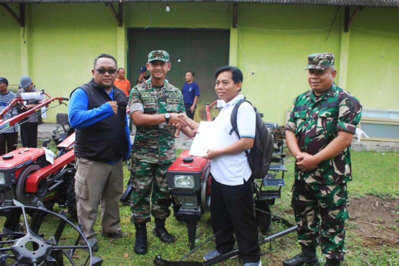 Foto: Penyerahan bantuan alat dan mesin pertanian (alsintan) oleh Kodim 0806/Trenggalek kepada kelompok tani di Kabupaten Trenggalek, Jumat (26/9/2025).