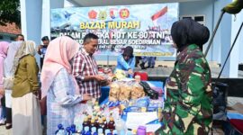 Foto: Warga antusias berbelanja kebutuhan pokok di Bazar Murah yang digelar Lanud Jenderal Besar Soedirman dalam rangka memperingati HUT ke-80 TNI, Sabtu (27/9/2025).
