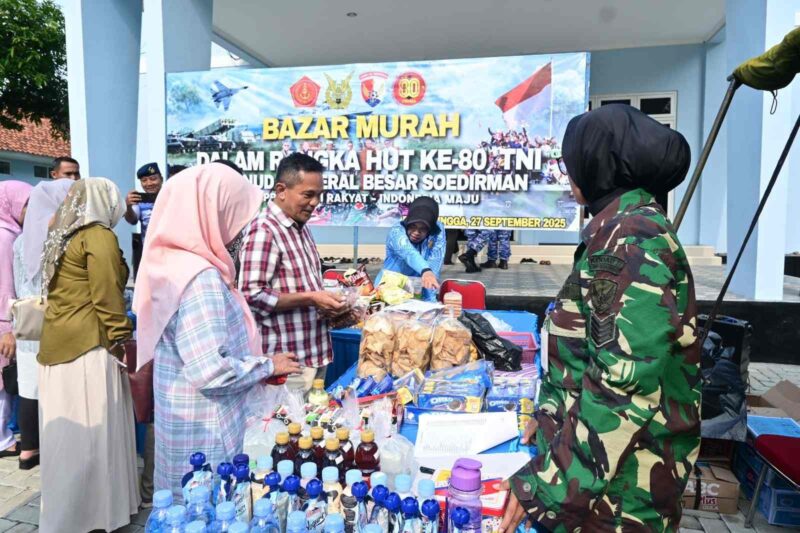 Foto: Warga antusias berbelanja kebutuhan pokok di Bazar Murah yang digelar Lanud Jenderal Besar Soedirman dalam rangka memperingati HUT ke-80 TNI, Sabtu (27/9/2025).