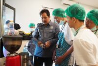Foto: Instruktur Pusat Pelatihan Kerja Daerah (PPKD) Jakarta Timur memberikan arahan teknis kepada klien pemasyarakatan Balai Pemasyarakatan (Bapas) Kelas I Jakarta Barat dalam pelatihan peracik kopi (barista), Sabtu (26/9/2025).