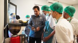 Foto: Instruktur Pusat Pelatihan Kerja Daerah (PPKD) Jakarta Timur memberikan arahan teknis kepada klien pemasyarakatan Balai Pemasyarakatan (Bapas) Kelas I Jakarta Barat dalam pelatihan peracik kopi (barista), Sabtu (26/9/2025).