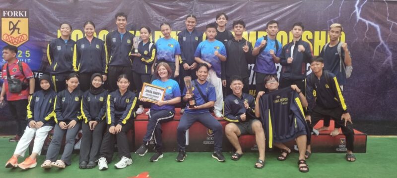 Foto: Forki Depok tampil penuh semangat usai memastikan gelar Juara Umum pada ajang Bogor Karate Championship, Sirkuit III & BK Porprov Jabar 2025 yang berlangsung di Lapangan Tennis Pakansari, Bogor, 26–28 September 2025.