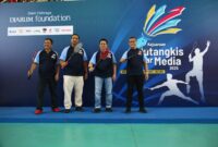 Foto: Ketua PWI DKI Jakarta Kesit Budi Handoyo (dua dari kanan) bersama jajaran panitia dan perwakilan Bakti Olahraga Djarum Foundation membuka secara resmi Kejuaraan Bulutangkis Antar Media (KBAM) 2025 di GOR Kecamatan Tanah Abang, Jakarta Pusat, Senin (29/9/2025).
