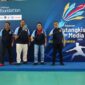 Foto: Ketua PWI DKI Jakarta Kesit Budi Handoyo (dua dari kanan) bersama jajaran panitia dan perwakilan Bakti Olahraga Djarum Foundation membuka secara resmi Kejuaraan Bulutangkis Antar Media (KBAM) 2025 di GOR Kecamatan Tanah Abang, Jakarta Pusat, Senin (29/9/2025).