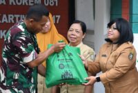 Foto: Peduli Pendidikan, Korem 081/DSJ Bantu Guru TK di Madiun.
