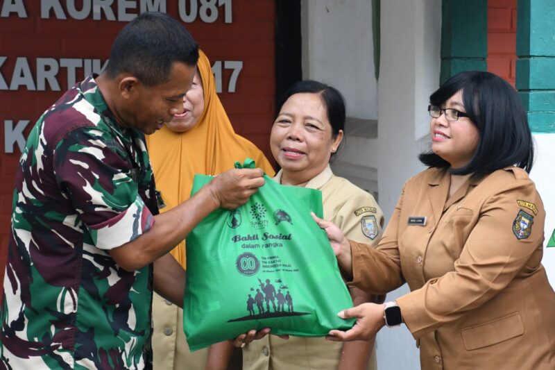 Foto: Peduli Pendidikan, Korem 081/DSJ Bantu Guru TK di Madiun.
